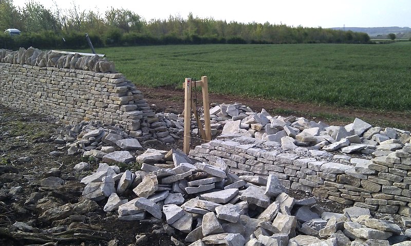 Murs en pierres sèches avec un robot excavateur autonome