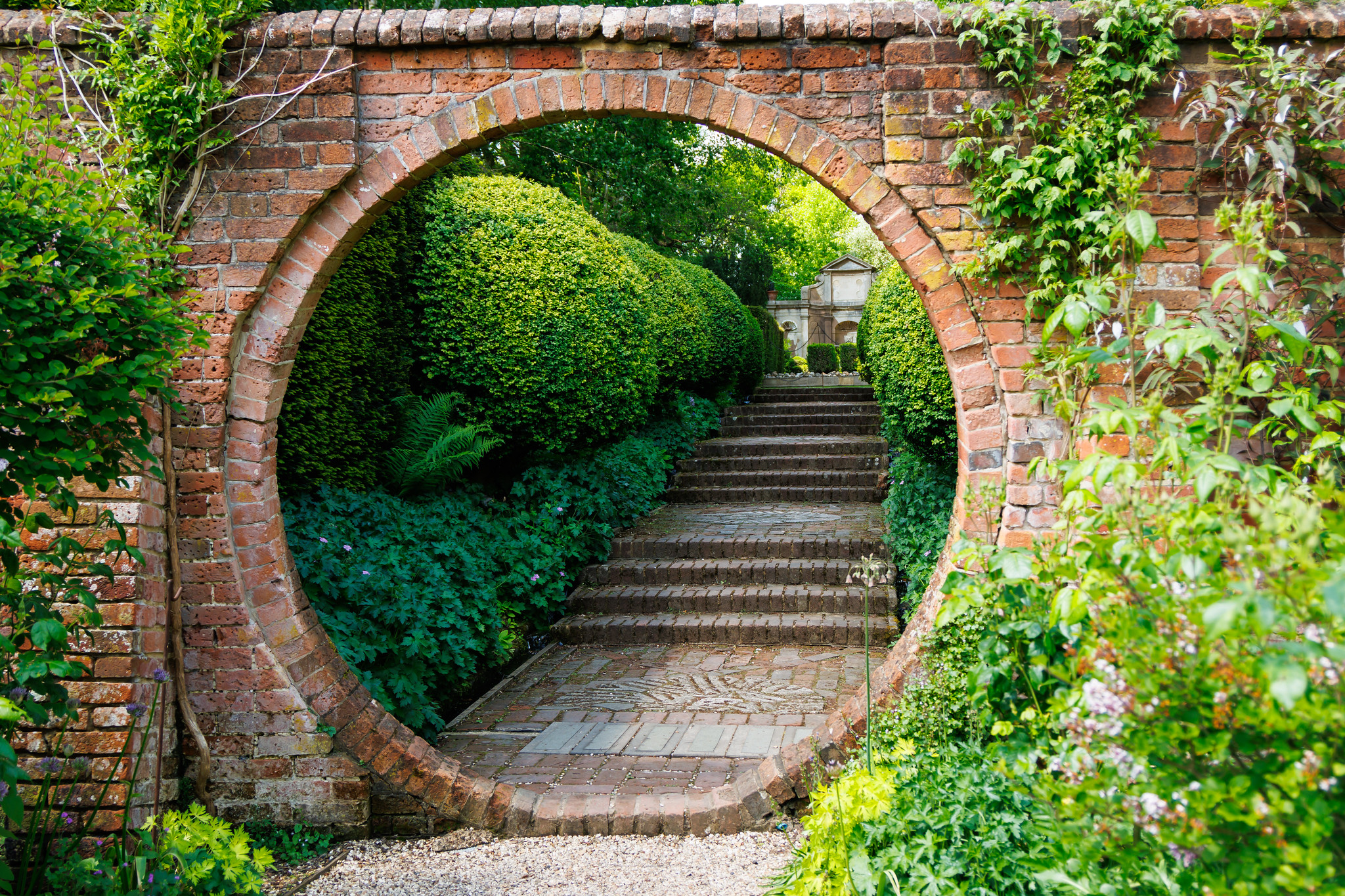 Aménagement de jardin : l’art des portes rondes
