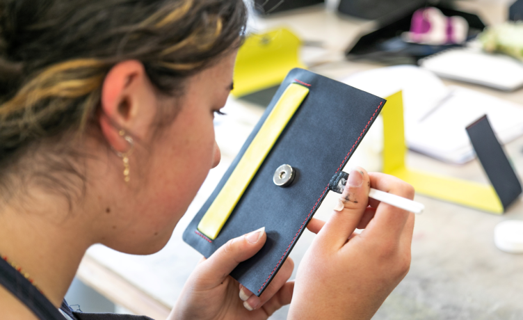 Salaires : la maroquinerie distance nettement le SMIC